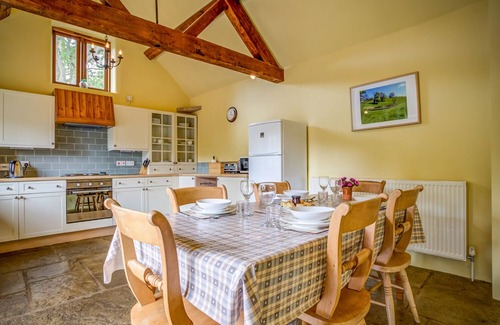 Whichford Cottage | LITTLE BARN, pet friendly, with a garden in Chipping Norton