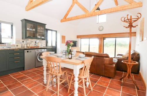 Dereham Cottage | LITTLE BARN, pet friendly, with a garden in Brisley