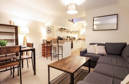 Chiddingstone Hoath House | LITTLE BATTS, pet friendly, character holiday cottage in Markbeech