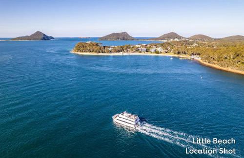 Nelson Bay House | Little Beach House Little Beach with air con WiFi and boat parking