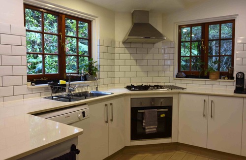 Eagle Heights Cottage | Little Bird Cottage at Tamborine Mountain