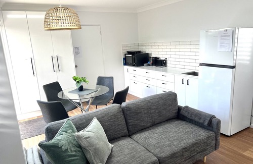 Port Macquarie Villa | Little Boat Guesthouse - close to CBD, walk to restaurants, pets