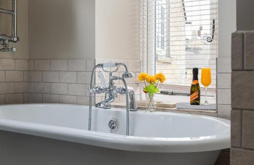 Bourton House | Little Gem Cottage Luxury cottage Bourton, dog friendly, parking, Gdn