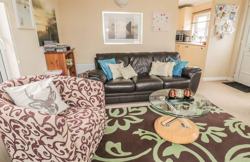 Melrose Cottage | LITTLE GEM LODGE, pet friendly, with a garden in St Boswells