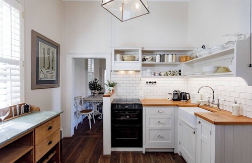 Wollongong CBD Cottage | Little Milton Heritage Cottage 5 minutes walk to Harbour,