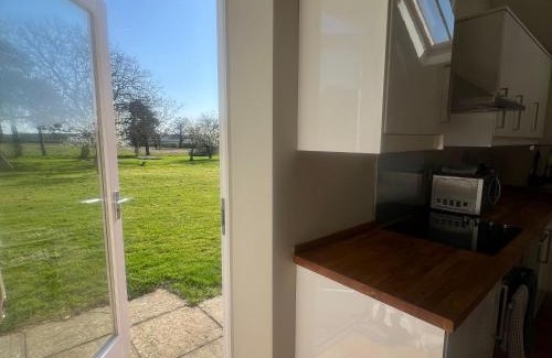 Stratfield Mortimer Bed & Breakfast | Little Park Farm Queen Anne Farmhouse & Apartments