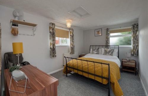 Tutbury House | Little Park Holiday Homes Self Catering Cottages 1 & 2 bedrooms available close to Tutbury Castle