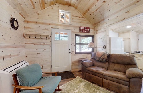 Crescent Cottage | Little Pine Cabin at Big Pine Retreat with Firepit