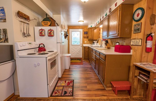 Marquette Cabin | Little Red Retreat: Lake Breezes & Cozy Nights – Summer's Calling