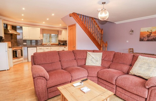 Spean Bridge Cottage | LITTLE TIGH CLOVELLY, romantic, with a garden in Spean Bridge