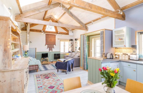 Blandford Forum Cottage | LITTLE WILLOW, pet friendly, with open fire in Child Okeford