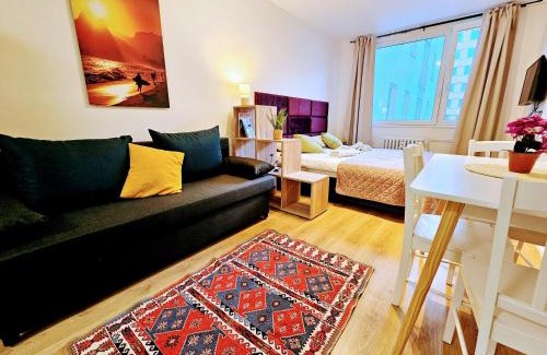 Chodov Apartment | LIVE-INN PRAGUE 2 BDR FAMILY SUITE FOR 1-8 GUESTS, 20 Mins to center, Lift, Gym, Reception, Parking, Roof Terrace, Game & Party