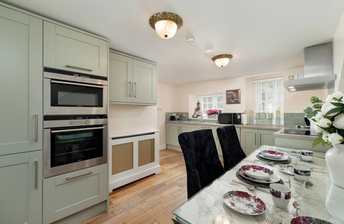 Longcroft House | Live like a King/Queen In The City (near Edinburgh Airport)