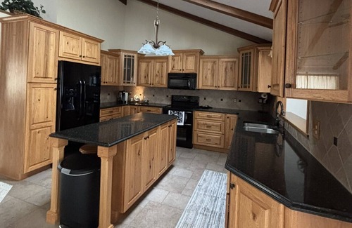 Howe House | Live & Love Life on the Lake at Sunset Peak!