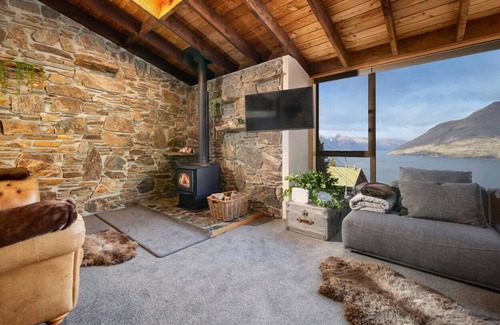 Fernhill Cabin | Live the Queenstown dream amid panoramic views, cozy fire, & full amenities!