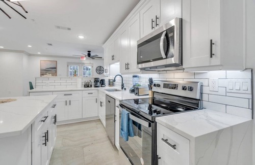 Mid-City House | Lively and Spacious unit in the heart of Mid-City w/ Pool
