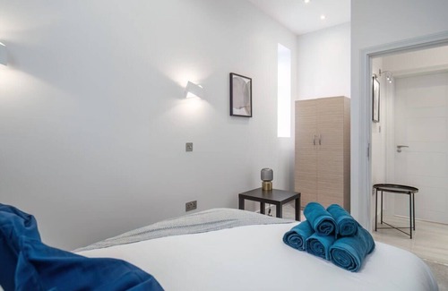 Didcot Apartment | LiveStay - Modern Apartment in Didcot*3