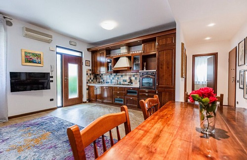 Povegliano Veronese Apartment | Living in Art * Near The Airport, Wi-Fi, Netflix and Garden