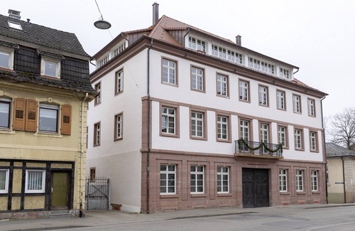 Lahr House | Living in the city palace, spacious 4-person apartment with wood-burning stove