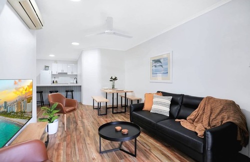 Cairns North Apartment | Living on Lake - Stylish Townhouse with Pool & Patio Near Esplanade