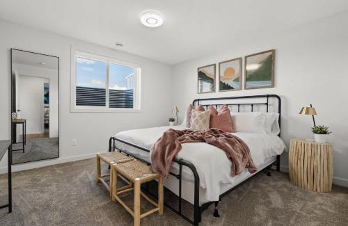 Pincher Creek House | Livingston Way I Sleep 6 I Netflix I Kitchen I TV