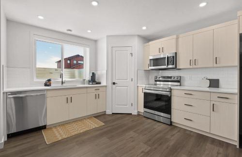 Pincher Creek House | Livingston Way I Sleep 6 I Netflix I Kitchen I TV