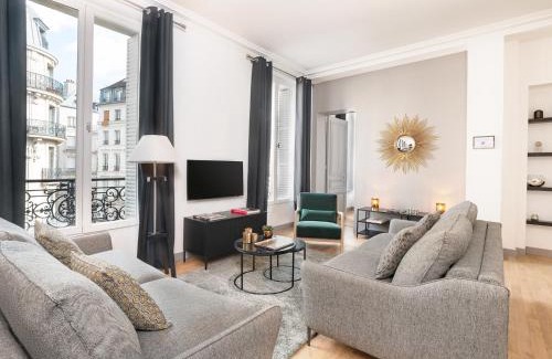 Gaillon Apartment | LivinParis - Luxury 3 Bedrooms Le Louvre I