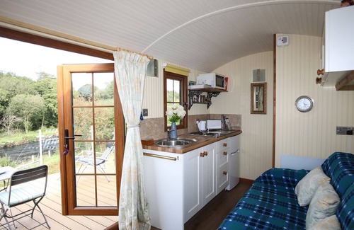 Llanrug Cottage | LLETY'R BUGAIL 1, pet friendly, with a garden in Llanrug