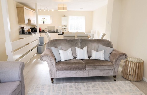 Y Felinheli Cottage | LLEWOC CUDDFAN, family friendly, with a garden in Y Felinheli