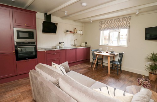 Bow Street Cottage | LLYGAD Y DYDD, romantic, with hot tub in Bow Street, Wales
