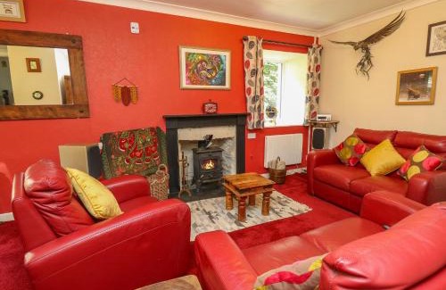 Cardigan House | Llyn Y Felin