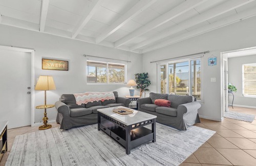 Whitfield House | Lobster Louie's Inn - Cozy 2/1 Mins from Beaches. Fenced yard. Pet Friendly.
