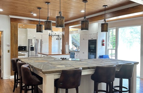 Forest House | Local landmark 4-bedroom estate with WiFi, AC on large farm in Forest, MS