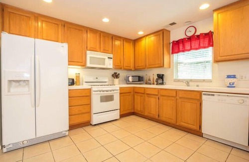 Whittier House | Located between Disneyland & Hollywood/Universal Studios