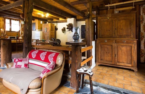 La Lechere House | Located in a hamlet on the edge of a forest. 7km away, Doucy station (Combelouvière) with