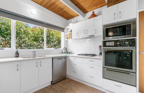 Loch Sport House | Located one street back from Lake Victoria 100m from the playground and shops