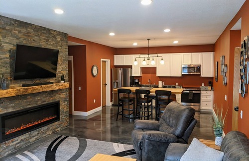 Traverse City Condo | *Location!* 4bd/3ba Condo In Center of Downtown TC
