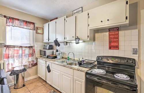 Hartford Apartment | Location, is the key for this 3 bedroom!