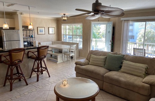 Central Sarasota Condo | Location! Location! Location! Sarasota!