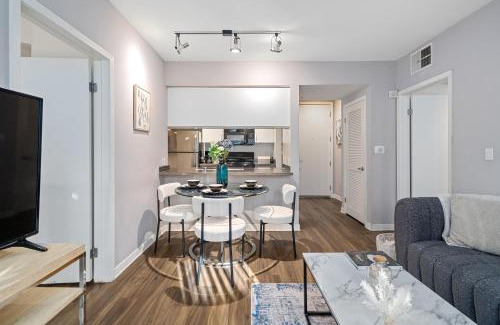 Downtown Apartment | Location Walk to the beach Chic Condo!