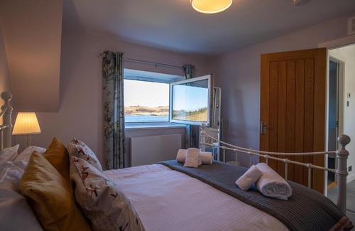Staffin House | Lochside