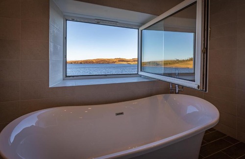 Staffin House | Lochside