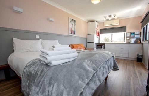 Greenwell Point Cabin | Lodge ∙ 1 bedroom ∙ 2 guests