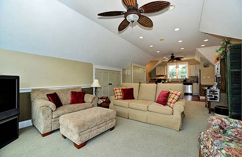 Ellwood City Cabin | Lodge ∙ 1 bedroom ∙ 6 guests