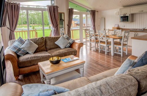 Errol Cottage | LODGE 11 - THE LAWNS, family friendly, with hot tub in Errol