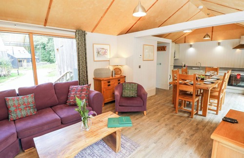 Corfe Castle Cottage | LODGE 20, family friendly, with hot tub in Corfe Castle