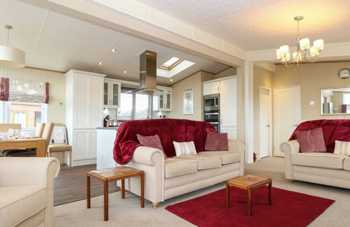 Stowmarket Cottage | LODGE 26, FISHING LAKES, pet friendly, with a garden in Stonham Aspal