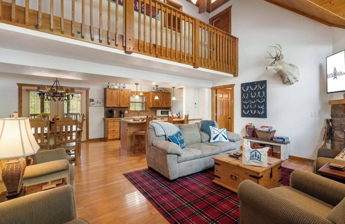 Reeds Spring Cabin | Lodge with Screened-In Porch-Free Tickets-Golf Course At Your Fingertips-Gated Community!