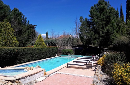 Le Thoronet Cottage | lodging the rosemary: implanted in a green frame under the sun of midday.
