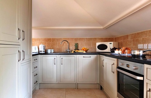 Kingham Cottage | Loft in Cotswolds with Pool & Scenic Gardens